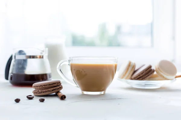 Sarapan dengan kopi dan makaron . — Stok Foto