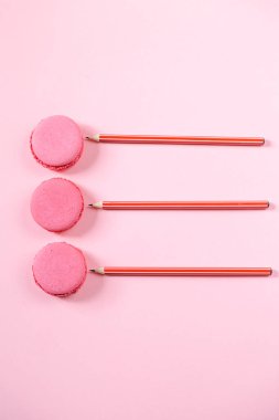 Bazı tatlı bisküvi pembe Kağıt arka plan üzerinde Fransız. Üstten görünüm.