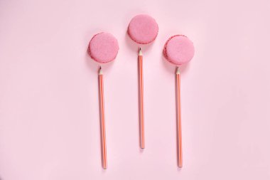 Bazı tatlı bisküvi pembe Kağıt arka plan üzerinde Fransız. Üstten görünüm.