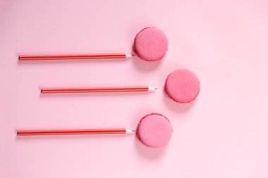 Bazı tatlı bisküvi pembe Kağıt arka plan üzerinde Fransız. Üstten görünüm.