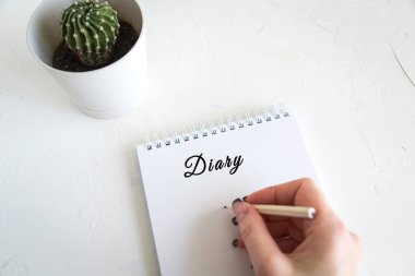 Günlüğü. Defter ve kalem beyaz masada