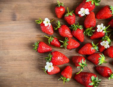 Ahşap arka plan üzerinde taze çilek. Üstten görünüm, kopya alanı
