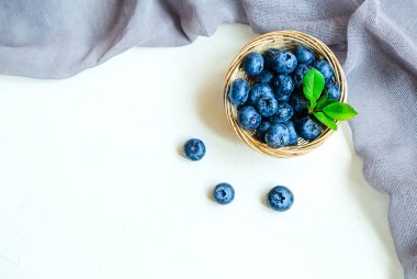 Beyaz arka plan üzerinde taze yaban mersini. Üst görüntülemek, kopya alanı, tekstil.