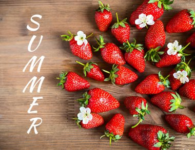 Ahşap arka plan üzerinde taze çilek. Yaz yiyecek konsepti.