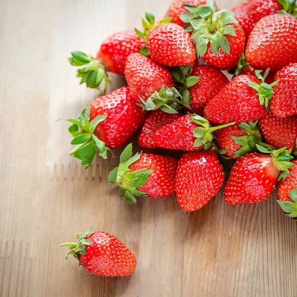 Bayas Frescas Sobre Fondo Madera Concepto Comida Verano Imagen Cuadrada — Foto de Stock