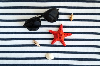 Güneş gözlüğü, hasır şapka, deniz kıyısı, beyaz havlu çıkardı