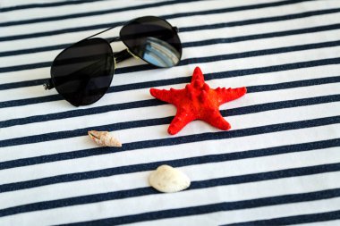 Güneş gözlüğü, hasır şapka, deniz kıyısı, beyaz havlu çıkardı