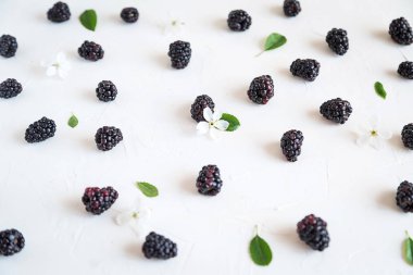 Çilek beyaz üzerine yaz flatlay