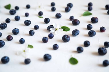 Çilek beyaz üzerine yaz flatlay