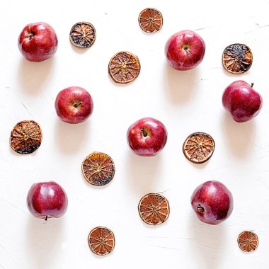 Düz kırmızı taze elma beyaz, kare görüntü üzerinde yatıyordu