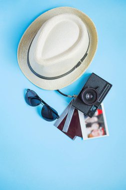 Hasır şapka, güneş gözlüğü, soyulmuş havlu, kamera, Camgöbeği Kağıt arka plan