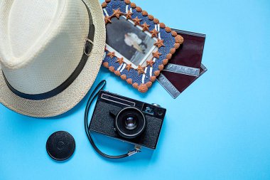 Hasır şapka, güneş gözlüğü, soyulmuş havlu, kamera, Camgöbeği Kağıt arka plan