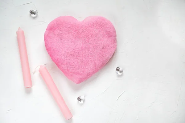 Розовая марля сердце на белом бетонном фоне . — стоковое фото
