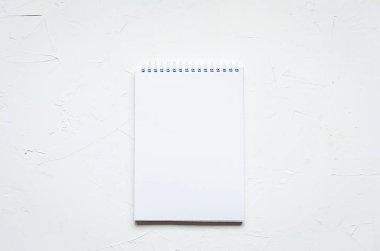 Boş bir defter vardiyasında beyaz bir tablo