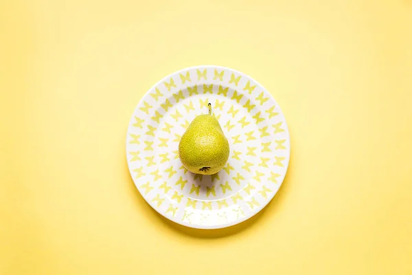Flat Lay Ripe Pear Plate Yellow Paper Background Summer Concept — Stock Photo, Image