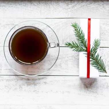 Kahve ve bir giftbox Beyaz ahşap tepsi. Tatil