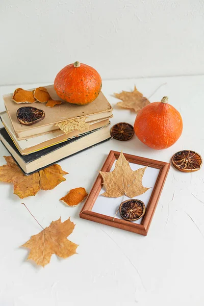 Herbstliche Komposition Aus Trockenen Gelben Ahornblättern Orangen Kürbissen Und Alten — Stockfoto