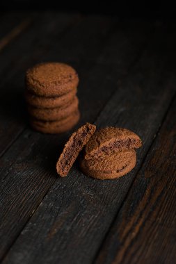 Koyu ahşap arka plan üzerinde biraz yulaf çikolata bisküvi