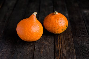 Turuncu kabak koyu ahşap arka plan üzerinde