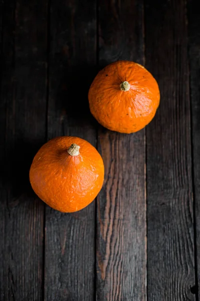 Pequenas Abóboras Laranja Mesa Madeira Escura Conceito Outono Tempo Harrvest — Fotografia de Stock