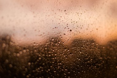 Pencere camına yağmur damlaları. Islak arka plan