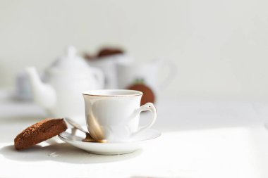 Beyaz masa, çay ve bisküvi Servis Kahvaltı