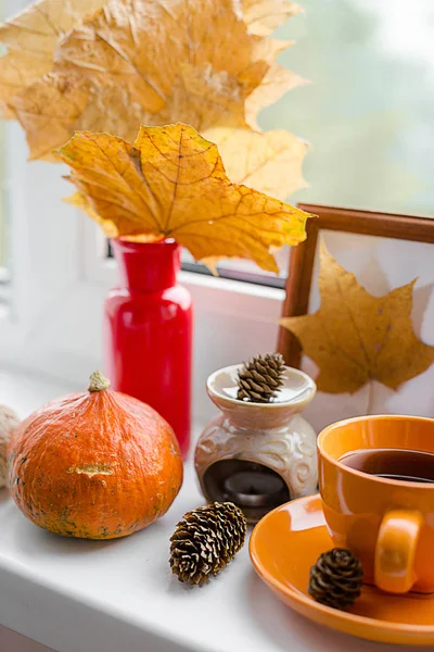 Натюрморт Подоконнике Осенние Сухие Листья Ароматные Свечи Чашка Горячего Чая — стоковое фото