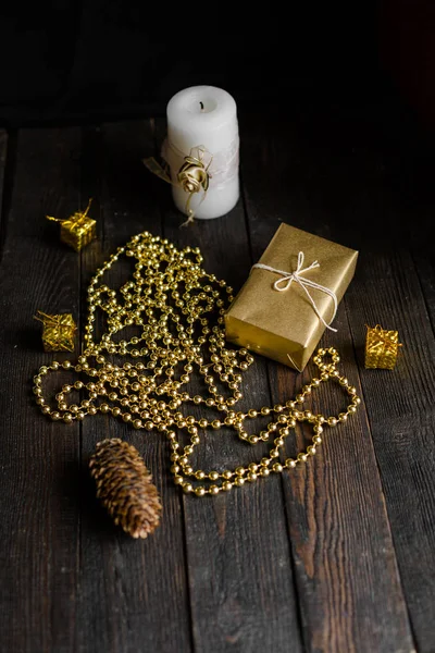 Colocação Plana Caixas Presente Papel Dourado Vela Contas Fundo Madeira — Fotografia de Stock