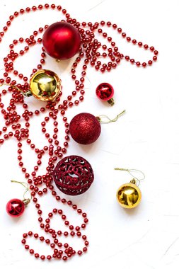 Noel natürmort beyaz beton zemin üzerinde. Köknar ağacı oyuncaklar ve dekorasyonlar. Üstten görünüm, kopya alanı.