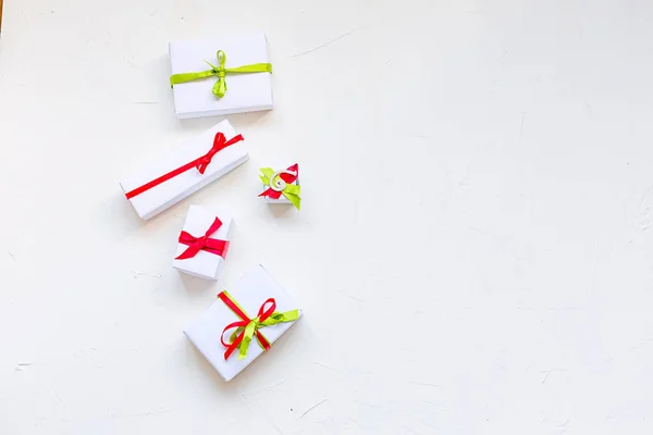 Natal Ainda Vida Fundo Concreto Branco Pequenas Caixas Presente Com — Fotografia de Stock