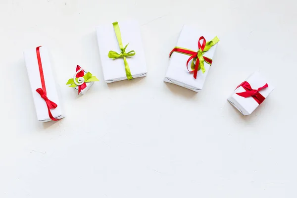 Bodegón Navidad Sobre Fondo Hormigón Blanco Pequeñas Cajas Regalo Con —  Fotos de Stock