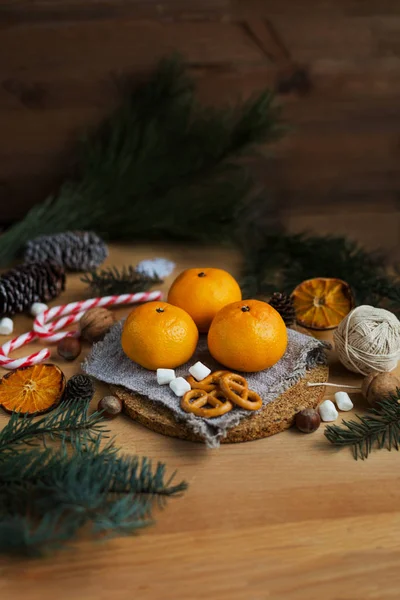 モミの木の枝 マシュマロ キャンディー木製の背景に飾られてクリスマス新鮮で熟したみかんの静物 — ストック写真