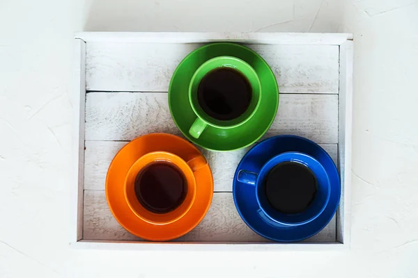 Conjunto Coloridas Tazas Una Caja Madera Sobre Mesa Blanca Vista — Foto de Stock