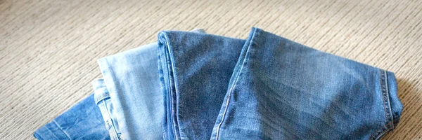 Ein Stapel Blue Jeans Palette Auf Dem Grauen Sofa Baumwolle — Stockfoto