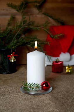 Ahşap arka plan, Noel üzerinde yanan mum