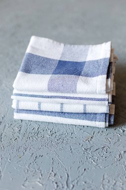 Renkli mutfak pamuk peçete gri beton zemin üzerine yığını. Kopya alanı.