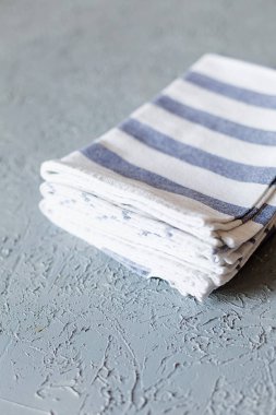 Renkli mutfak pamuk peçete gri beton zemin üzerine yığını. Kopya alanı.