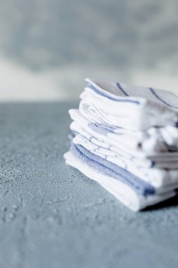 Renkli mutfak pamuk peçete gri beton zemin üzerine yığını. Kopya alanı.