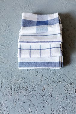 Renkli mutfak pamuk peçete gri beton zemin üzerine yığını. Kopya alanı.