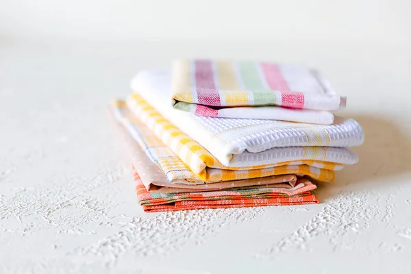 Une Pile Serviettes Coton Coloré Sur Fond Béton Blanc Une — Photo