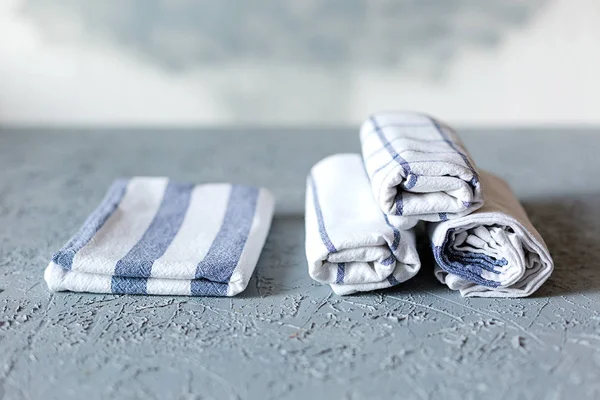 Una Pila Coloridas Servilletas Algodón Cocina Sobre Fondo Hormigón Gris — Foto de Stock