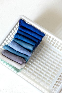 Beyaz arka plan üzerinde renkli Tekstil. Elbise bir dolap ya da market raflarında tutmak. Pamuk, kopya alanı.