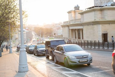 Bir sokak sonbaharda büyük bir şehirde bir parçası