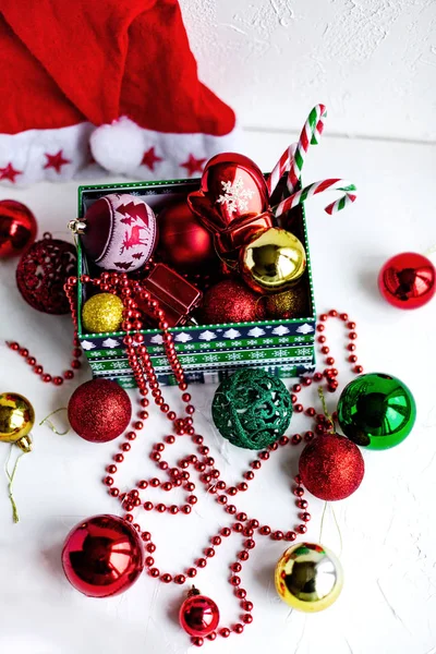 Bazı Renkli Noel Oyuncaklar Ina Kutusu Hite Tablo Üzerinde Çevresinde — Stok fotoğraf