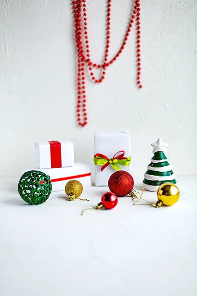 Χριστούγεννα Παιχνίδια Και Μερικά Κουτιά Δώρου Άσπρο Φόντο Διακοπές Έννοια — Φωτογραφία Αρχείου