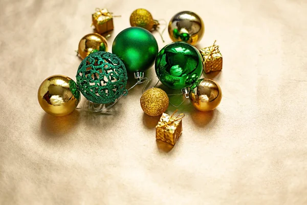 Juguetes verdes de Navidad sobre fondo dorado —  Fotos de Stock
