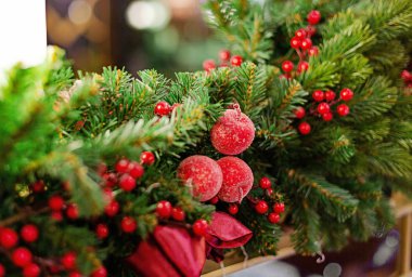 Renkli ışıklar, oyuncak ve baubles ile süslenen Noel ağacı. Tatil kavramı.