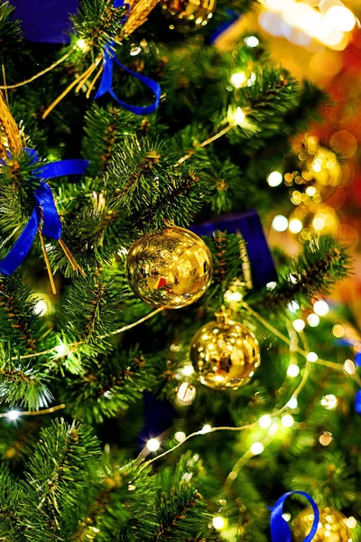 Árbol Navidad Decorado Con Luces Colores Juguetes Bolas Concepto Vacaciones — Foto de Stock