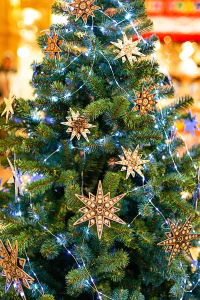 Árbol Navidad Decorado Con Luces Colores Juguetes Bolas Concepto Vacaciones — Foto de Stock