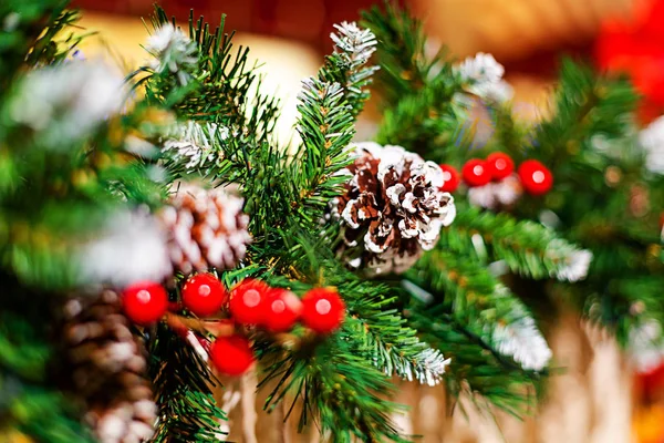 Árbol Navidad Decorado Con Luces Colores Juguetes Bolas Concepto Vacaciones — Foto de Stock